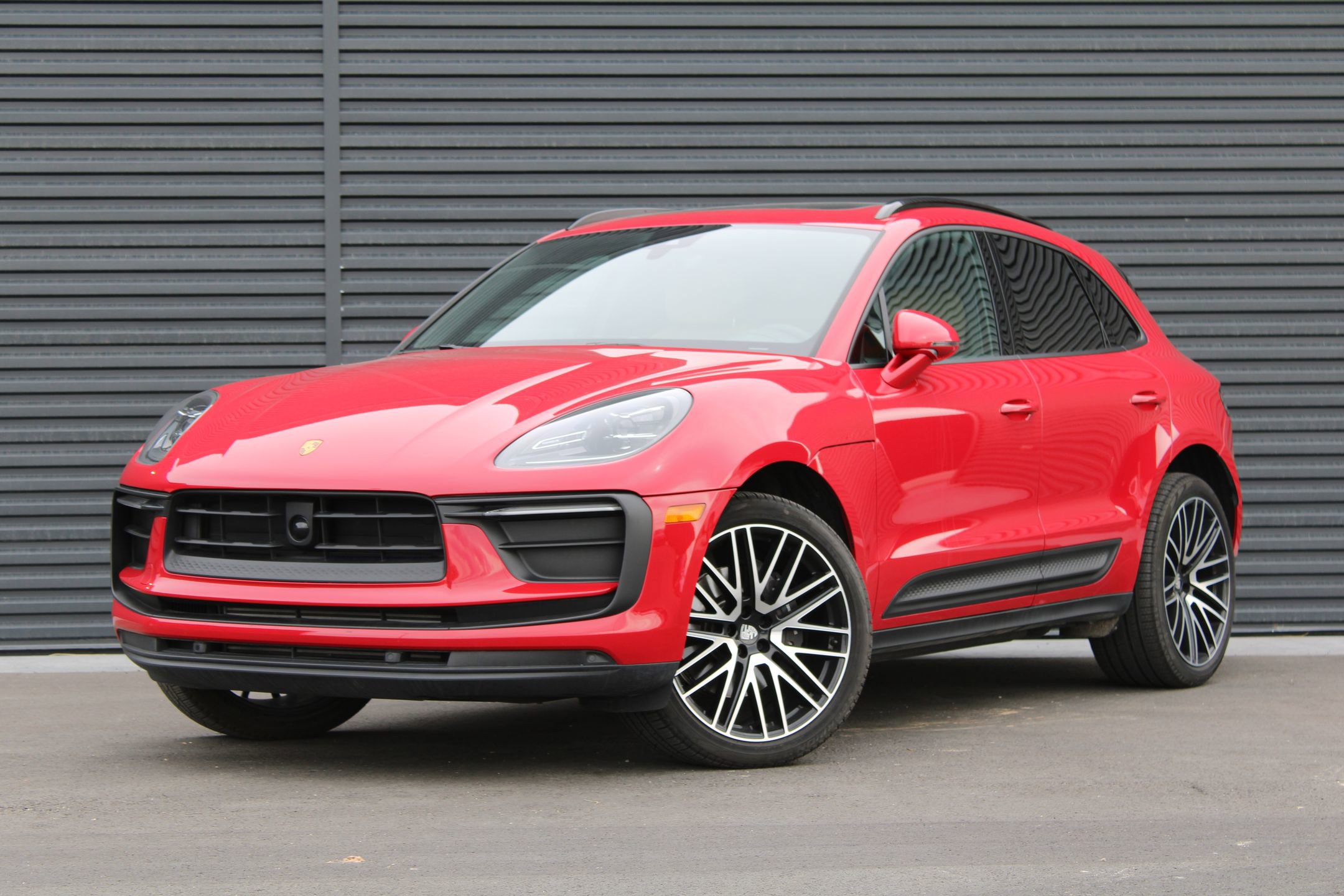 Used 2025 Porsche Macan image 1