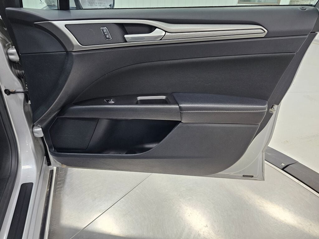 Used 2017 Ford Fusion SE w/ Fusion SE Technology Package FWD image 30
