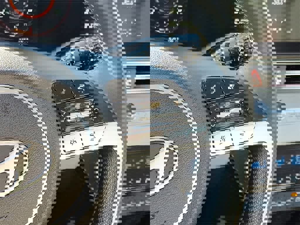 Used 2025 Hyundai Elantra Limited image 21