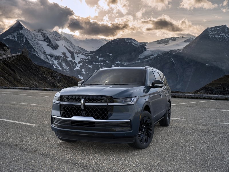New 2026 Lincoln Navigator Reserve w/ Jet Appearance Package AWD/4WD image 2