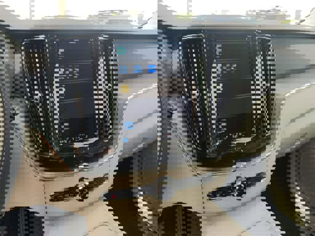 New 2025 Volvo XC60 T8 Core w/ Protection Package Premier image 21