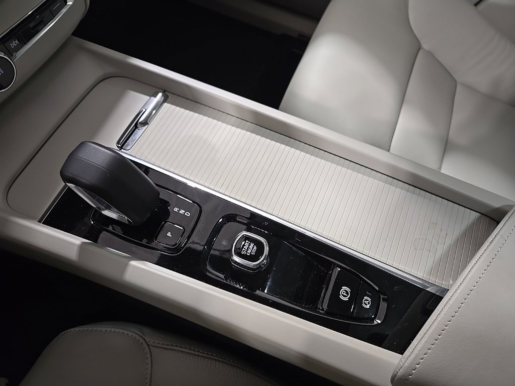 Used 2025 Volvo XC60 T8 Core w/ Climate Package image 12