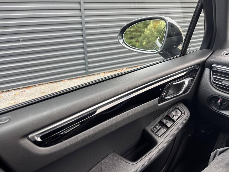 New 2026 Porsche Macan AWD/4WD image 24