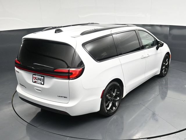Used 2025 Chrysler Pacifica Limited FWD image 50