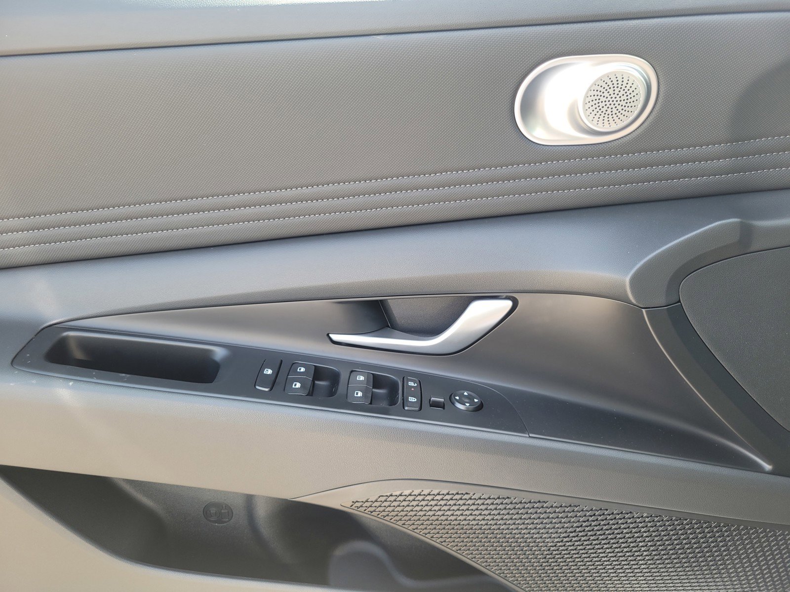 New 2025 Hyundai Elantra SEL image 17