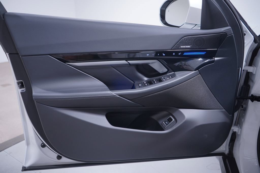 Used 2024 BMW 530i w/ Convenience Package image 15