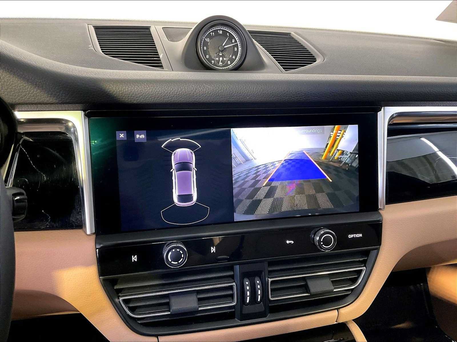 Certified 2024 Porsche Macan AWD/4WD image 31