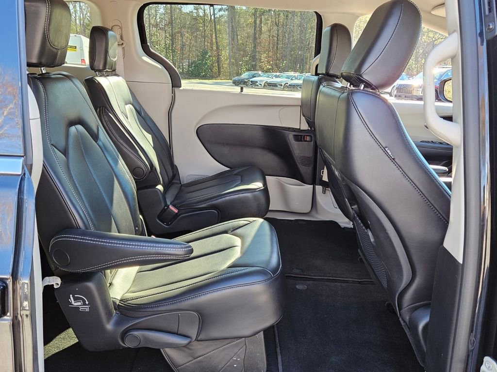 Used 2023 Chrysler Pacifica Touring-L image 15