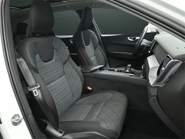 Used 2023 Volvo XC60 B5 Core image 22
