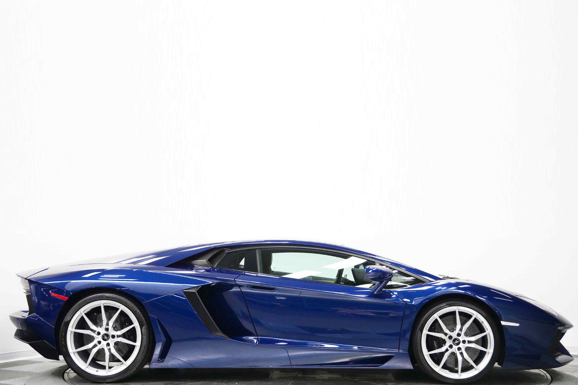 Used 2014 Lamborghini Aventador LP 700-4 image 2