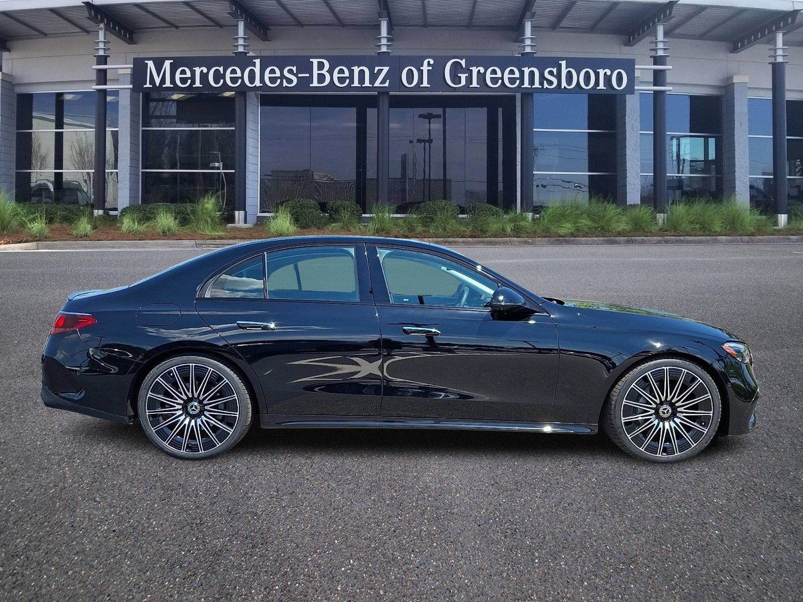 Used 2025 Mercedes-Benz E 350 4MATIC Sedan image 7