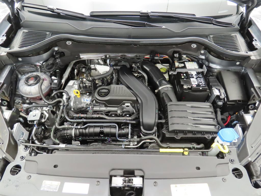 Used 2025 Volkswagen Taos SE w/ Panoramic Sunroof Package FWD image 29