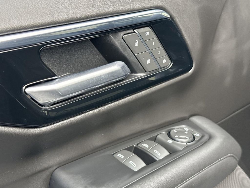 Used 2025 Chevrolet Suburban Z71 image 20