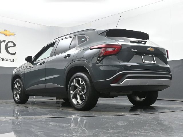 Used 2025 Chevrolet Trax LT FWD image 5