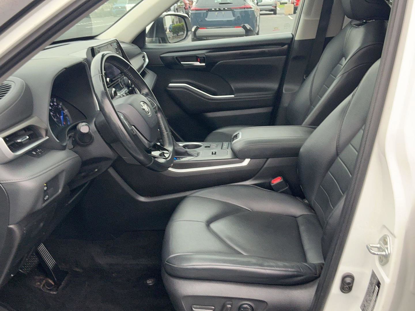 Used 2020 Toyota Highlander XLE AWD/4WD image 17
