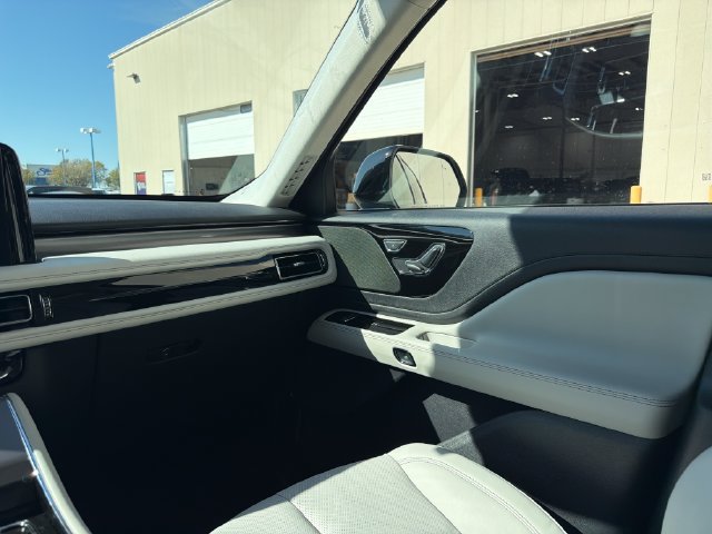 New 2026 Lincoln Aviator AWD w/ Jet Appearance Package image 21