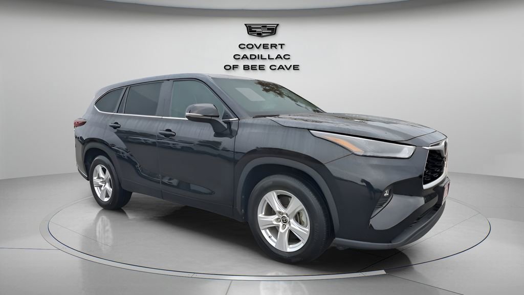 Used 2025 Toyota Highlander LE image 1