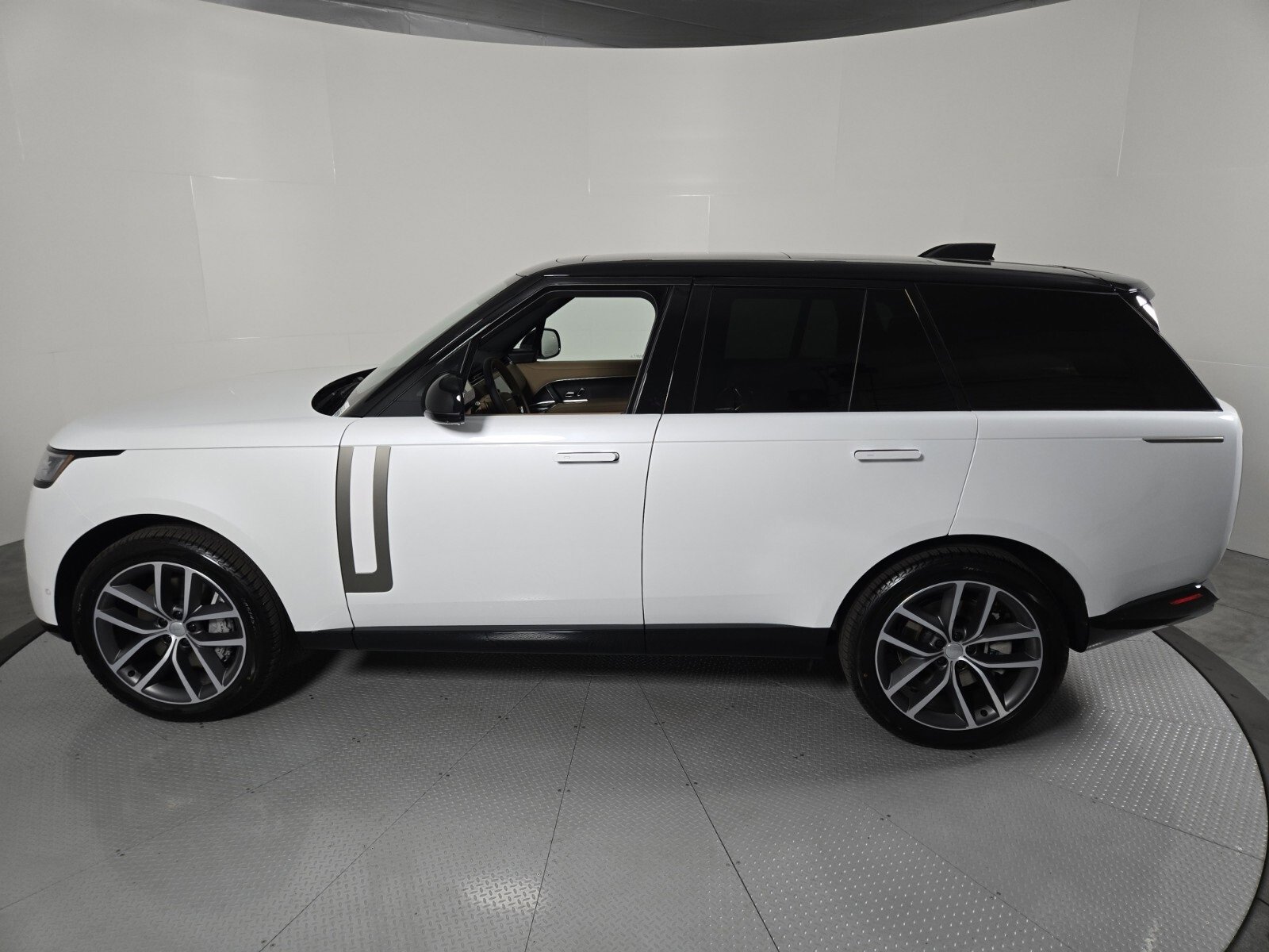 New 2025 Land Rover Range Rover SE image 6