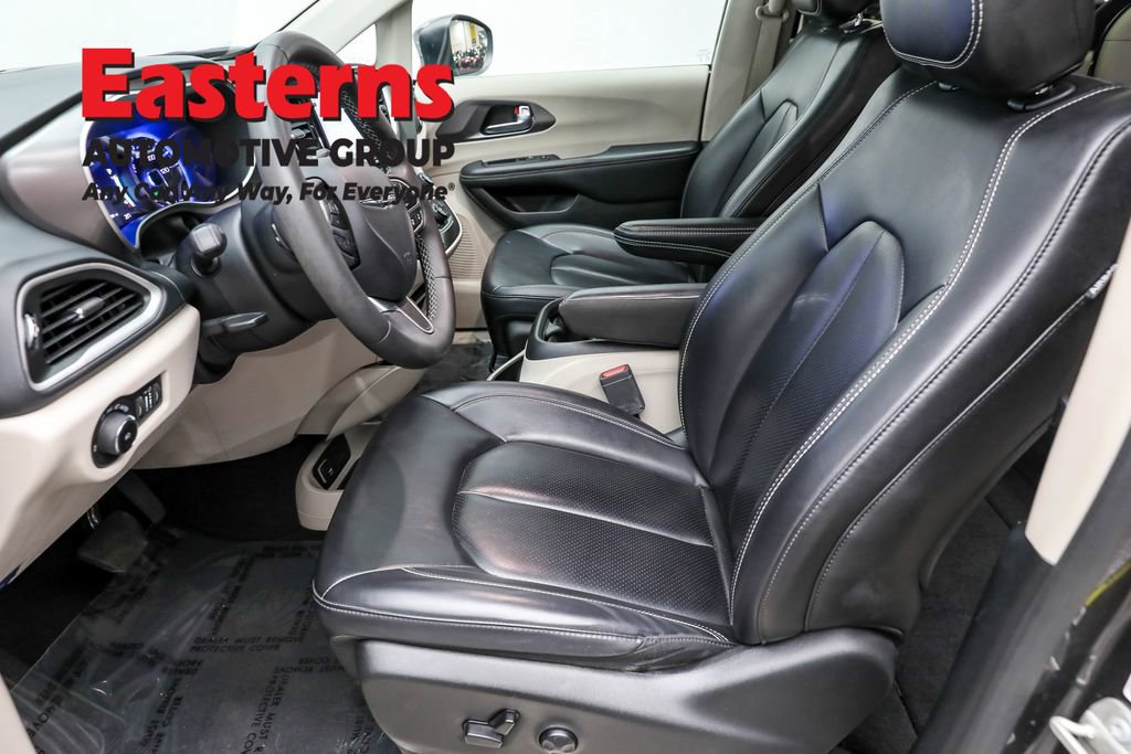 Used 2023 Chrysler Pacifica Touring-L image 14
