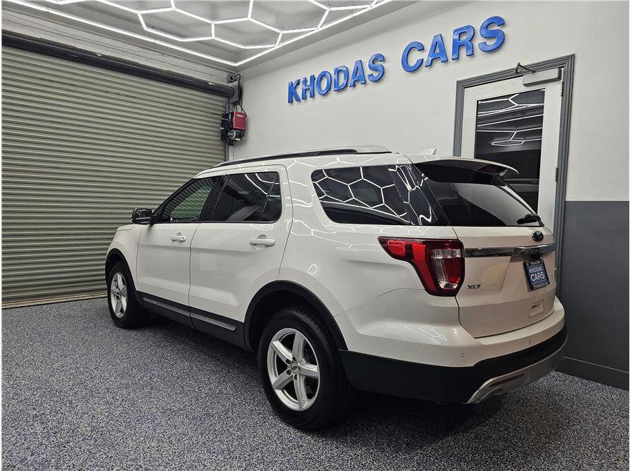 Used 2016 Ford Explorer XLT w/ Equipment Group 202A image 3
