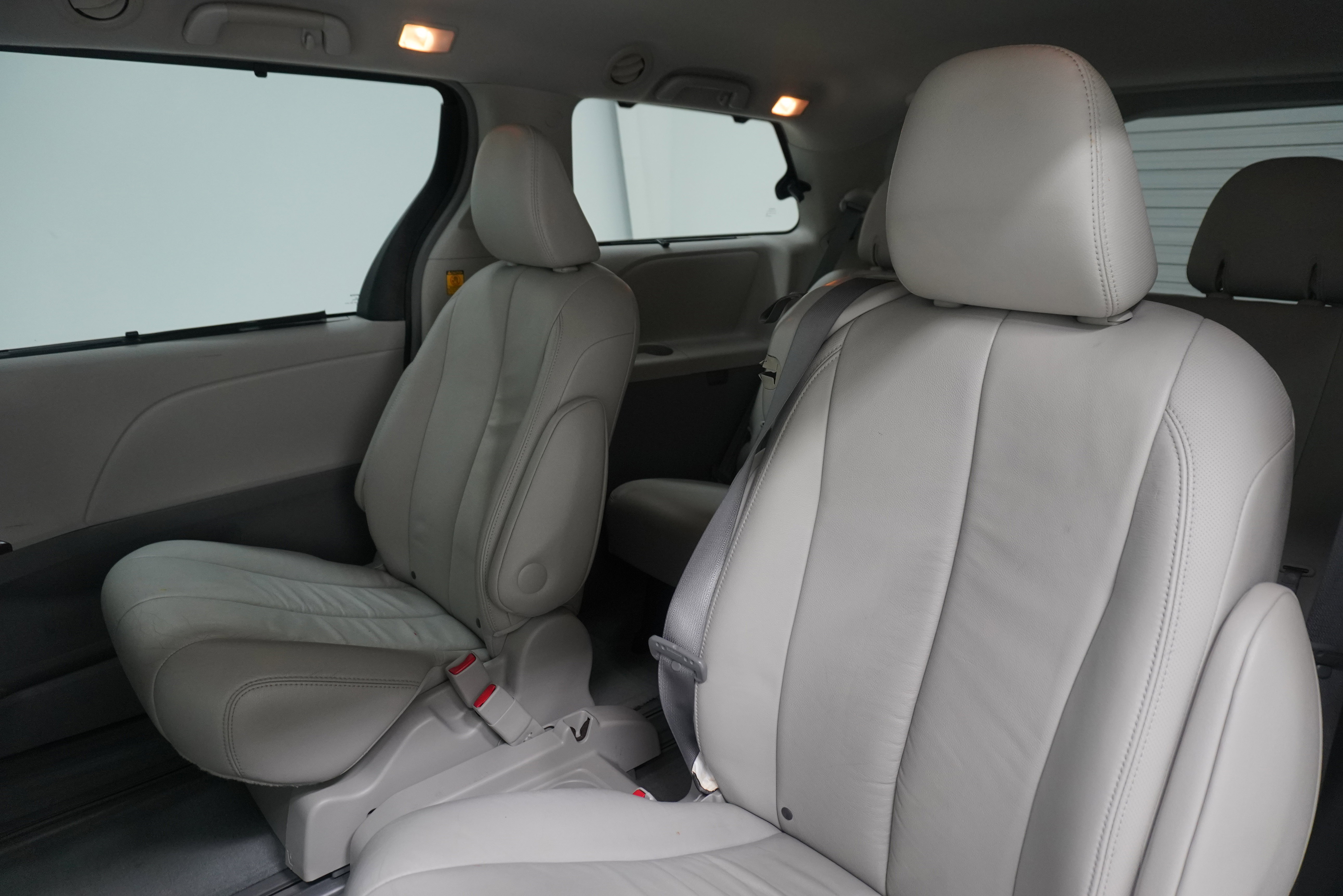 Used 2012 Toyota Sienna XLE w/ Entertainment Pkg FWD image 12