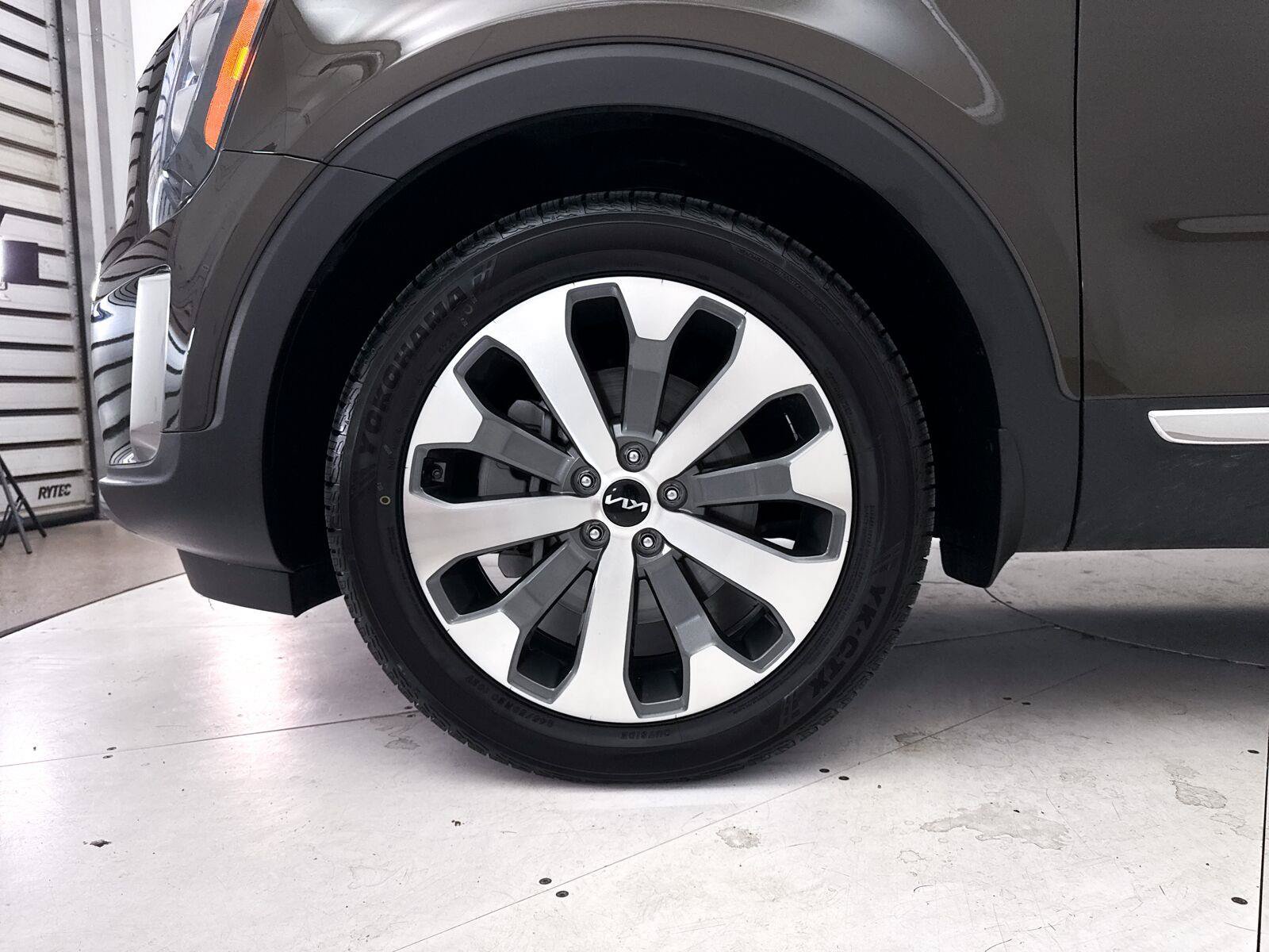 Used 2022 Kia Telluride EX w/ EX Premium Package FWD image 17