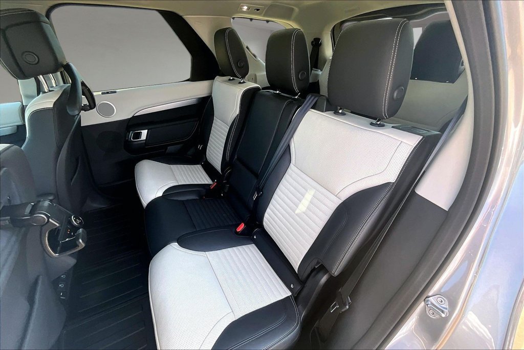 Certified 2026 Land Rover Discovery Dynamic SE AWD/4WD image 26