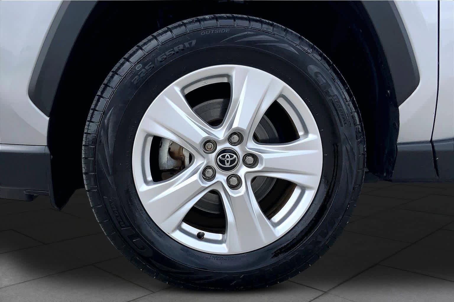 Used 2020 Toyota RAV4 XLE w/ XLE Grade Weather Package AWD/4WD image 11