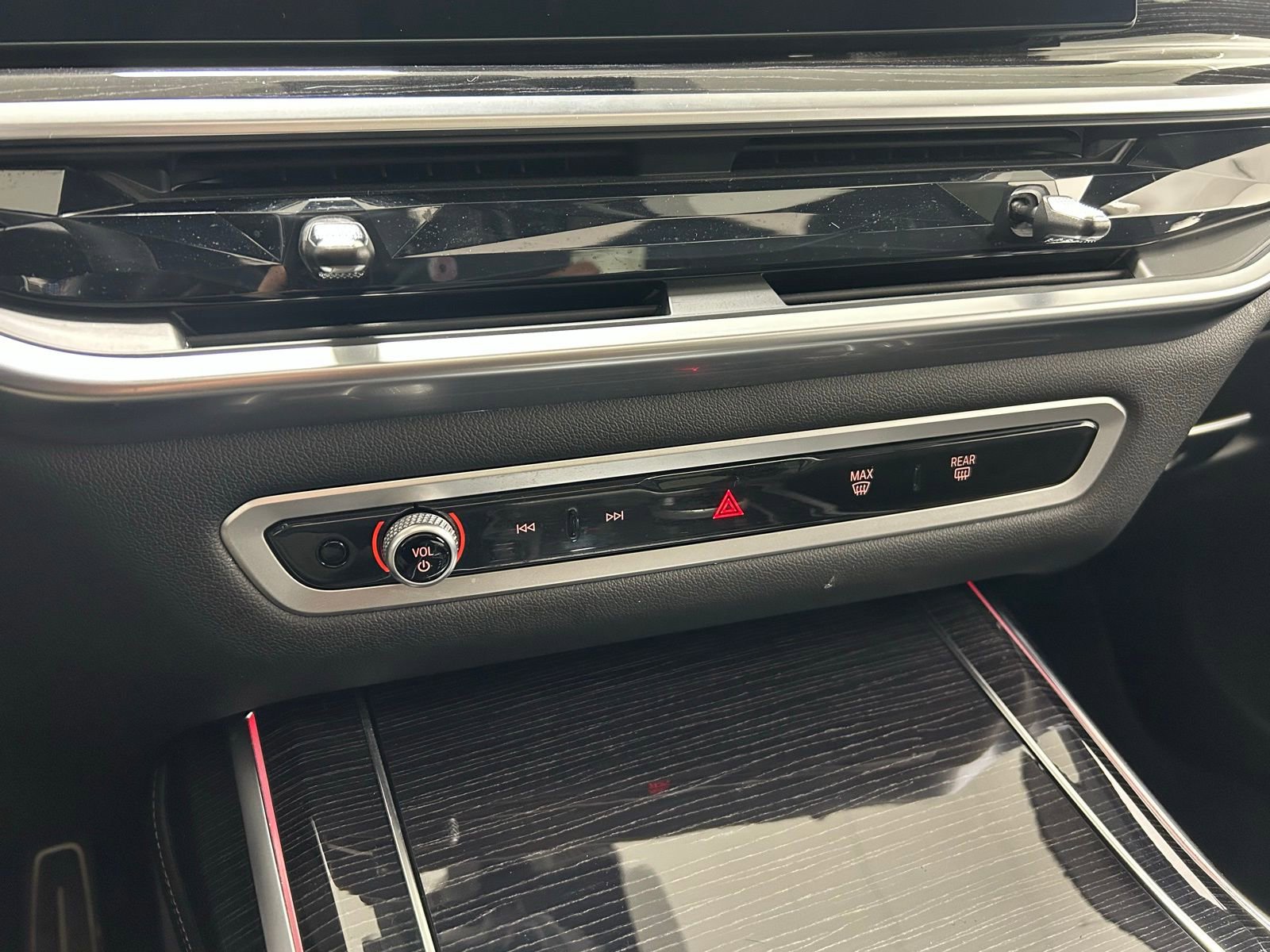 Used 2025 BMW X7 M60i w/ Executive Package image 19