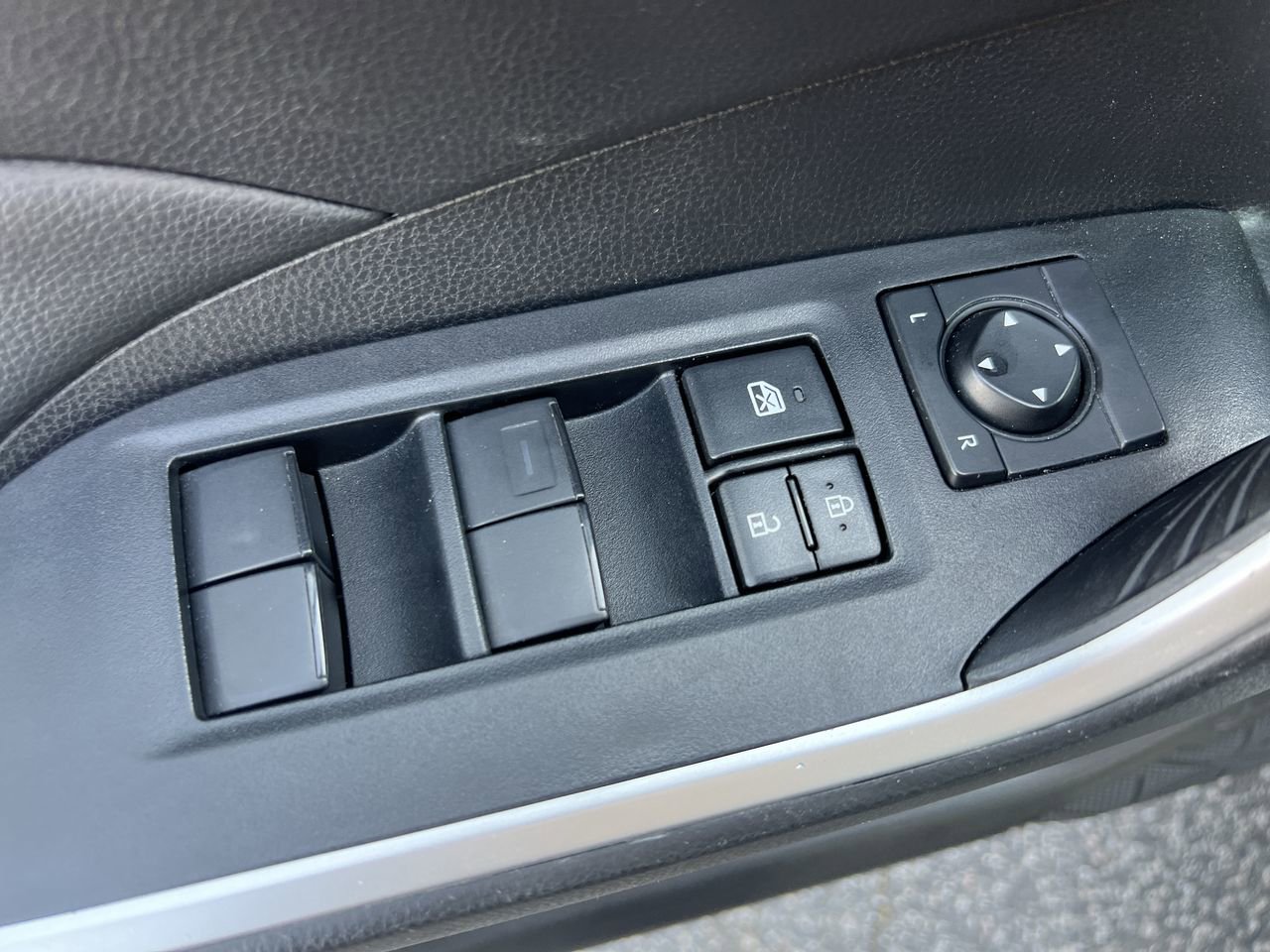 Used 2024 Toyota RAV4 LE AWD/4WD image 15