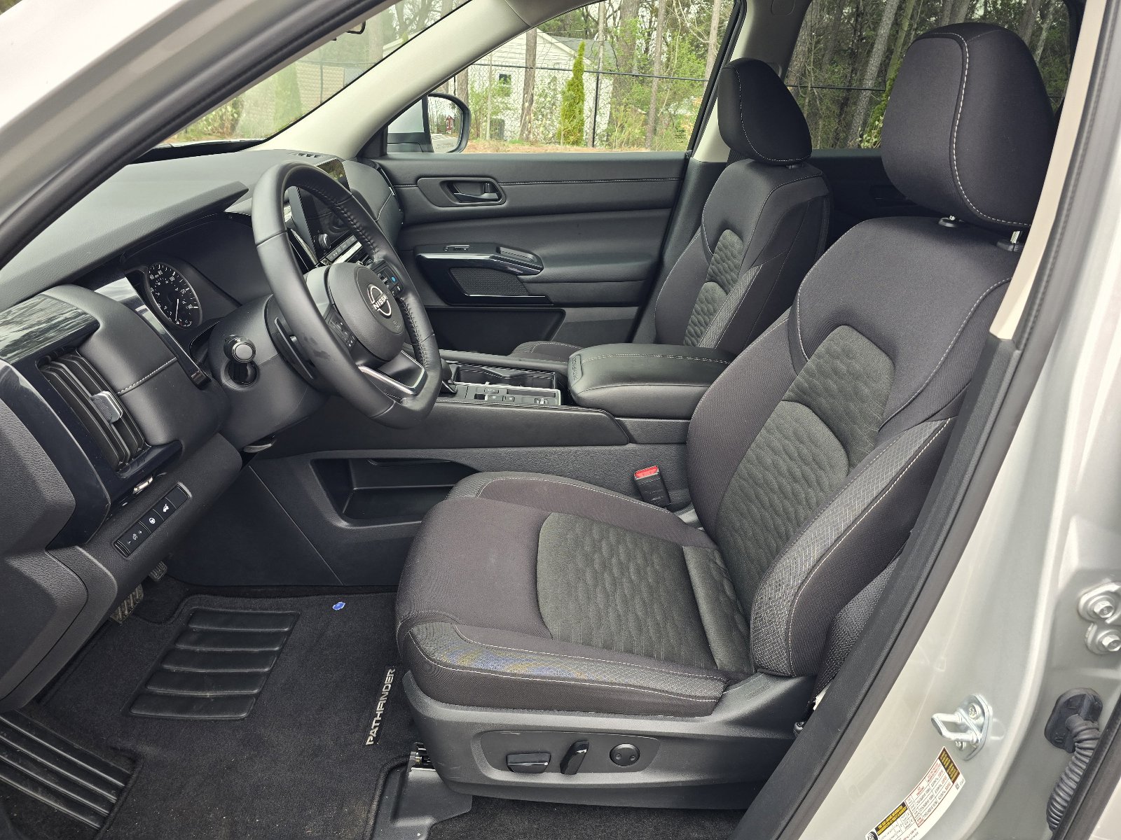 Used 2025 Nissan Pathfinder SV image 12