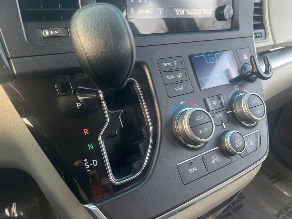 Used 2017 Toyota Sienna LE w/ Protection Package image 23
