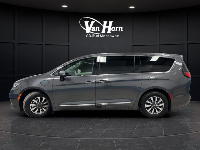 Used 2023 Chrysler Pacifica Limited w/ Uconnect Theater Family Group FWD image 6