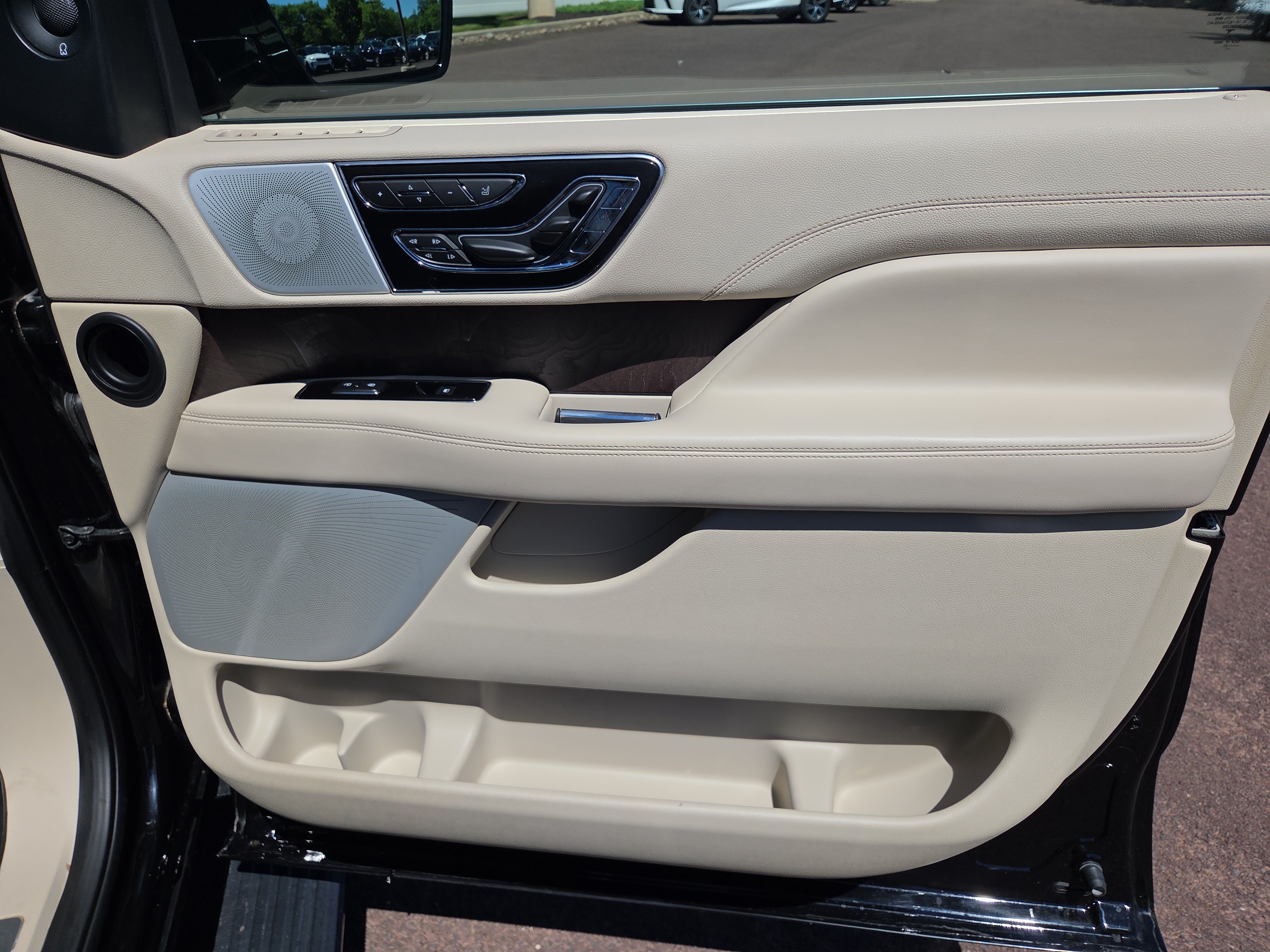 Used 2021 Lincoln Navigator L Reserve w/ Luxury Package AWD/4WD image 17