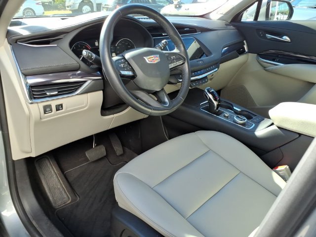 Used 2023 Cadillac XT4 Luxury w/ Cold Weather Package AWD/4WD image 12