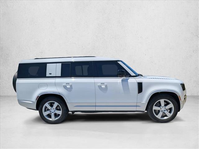 Used 2023 Land Rover Defender 130 SE AWD/4WD image 4