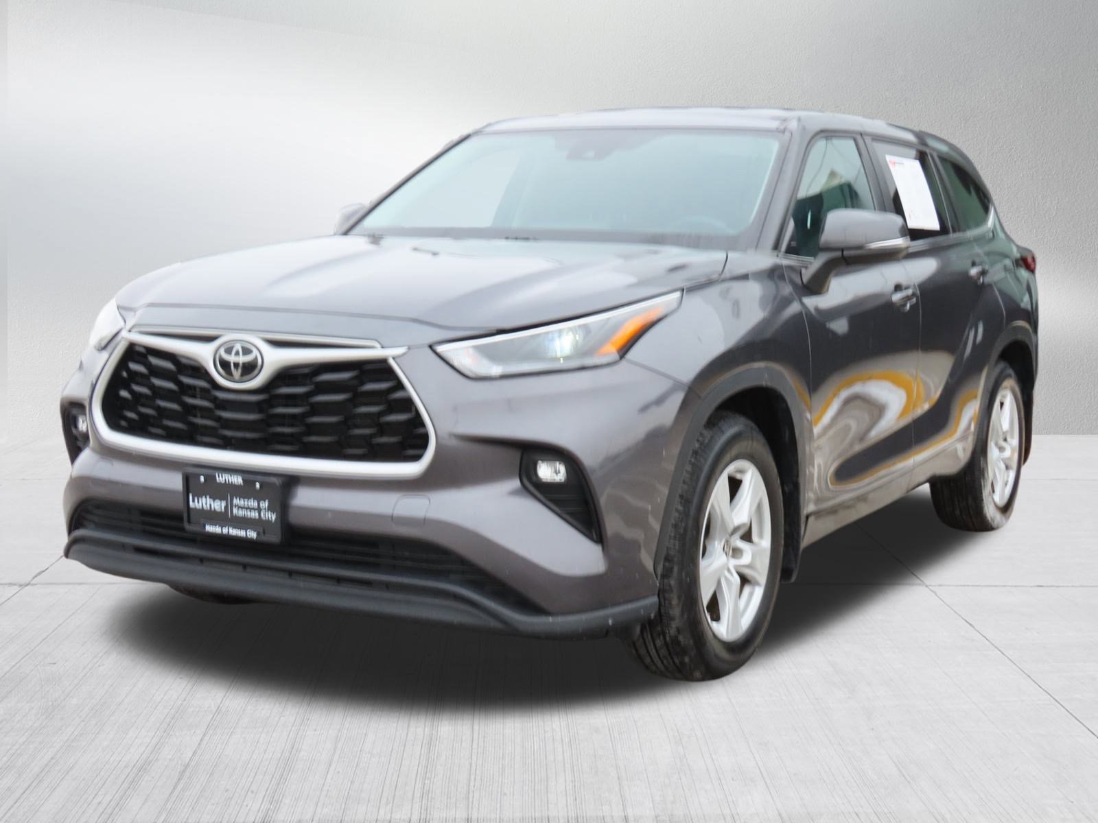 Used 2024 Toyota Highlander LE image 3