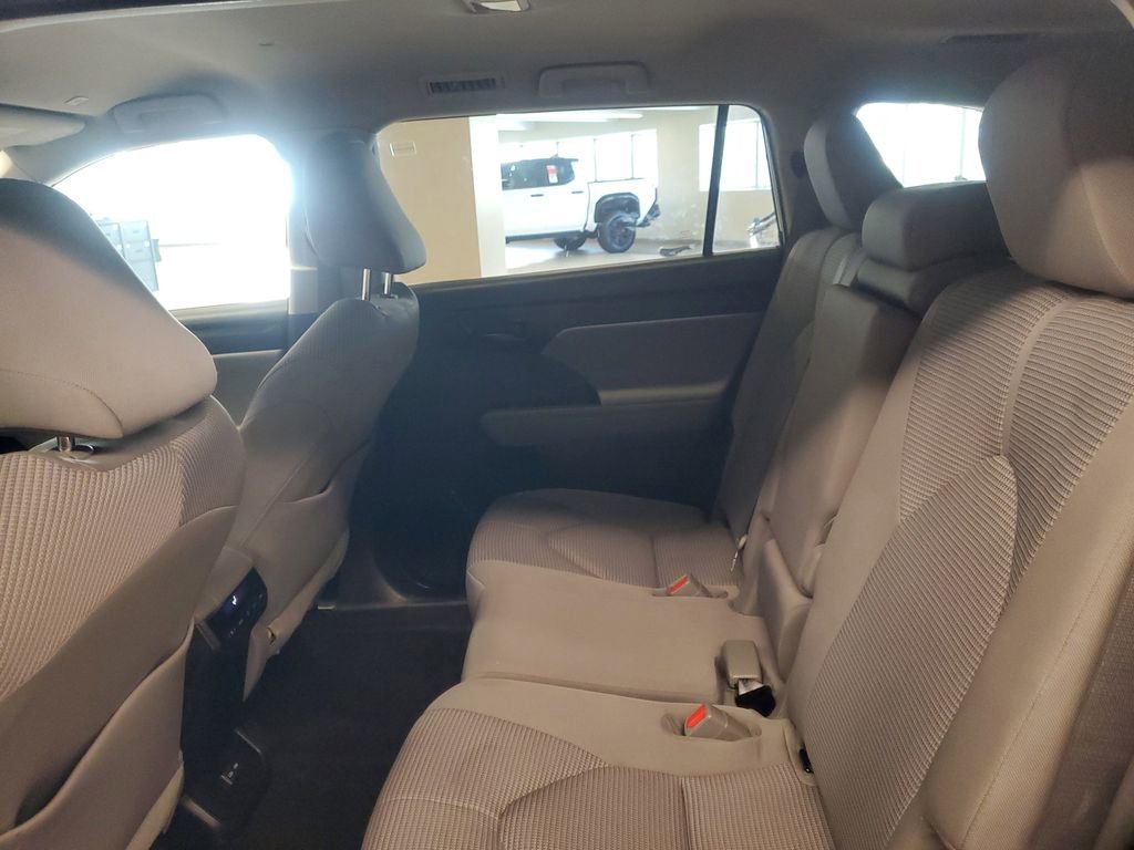 Used 2023 Toyota Highlander LE image 11