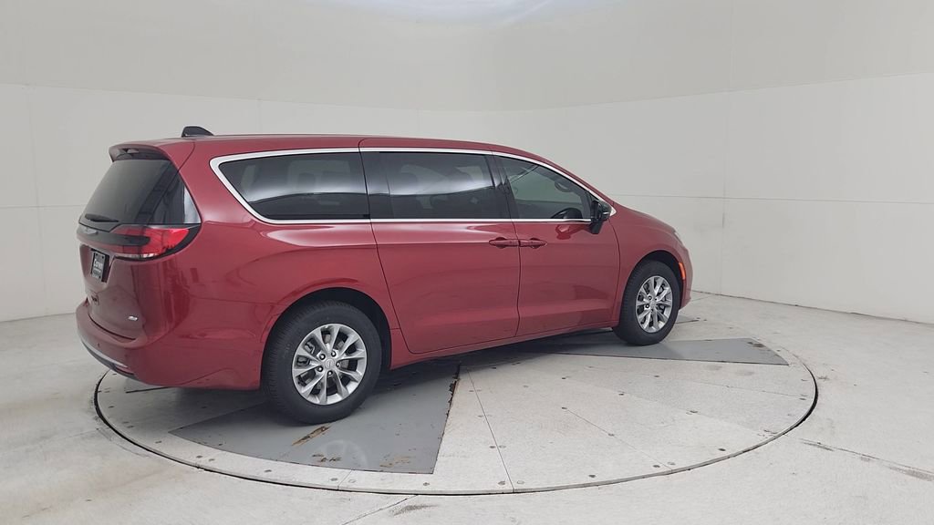 New 2026 Chrysler Pacifica Select AWD/4WD image 15