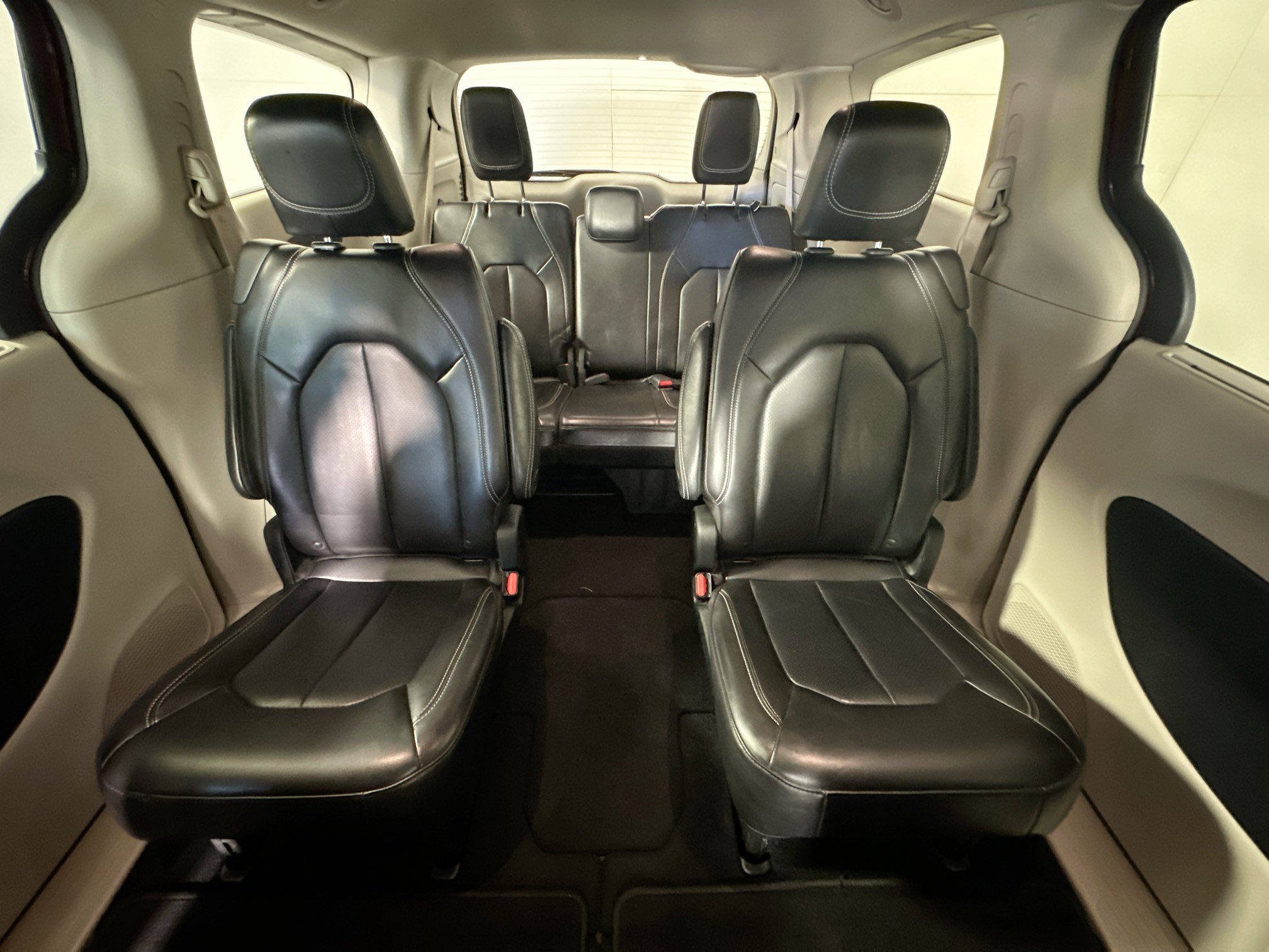 Used 2023 Chrysler Pacifica Touring-L AWD/4WD image 30