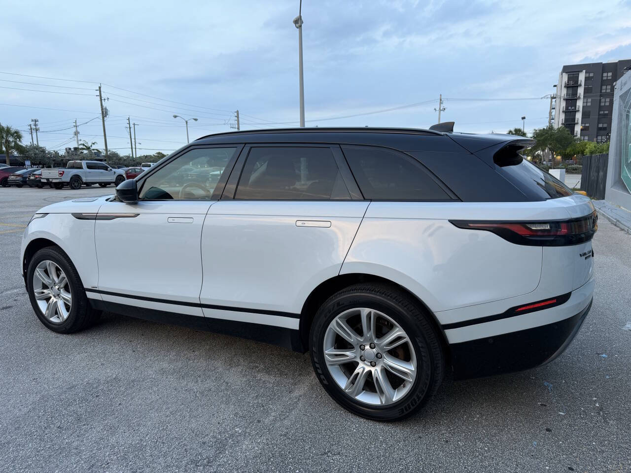 Used 2018 Land Rover Range Rover Velar R-Dynamic SE AWD/4WD image 12