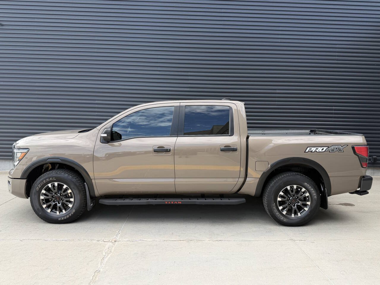 Used 2022 Nissan Titan PRO-4X w/ Pro-4x Convenience Package AWD/4WD image 9