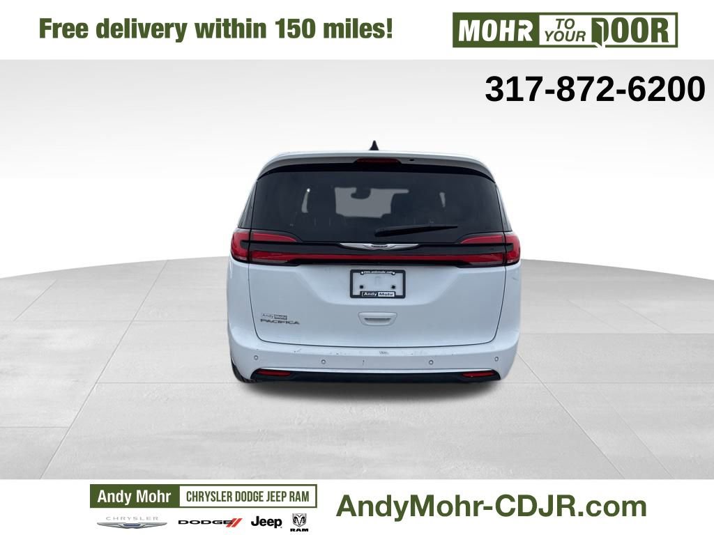 Used 2023 Chrysler Pacifica Touring-L image 6