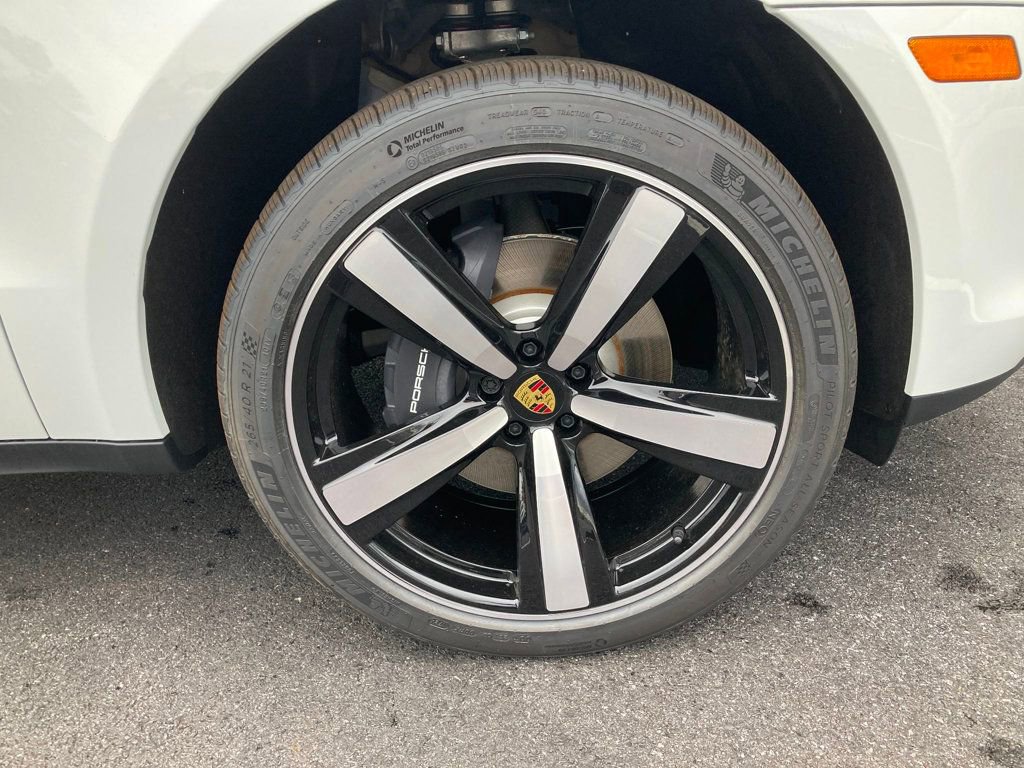 Used 2025 Porsche Macan AWD image 16