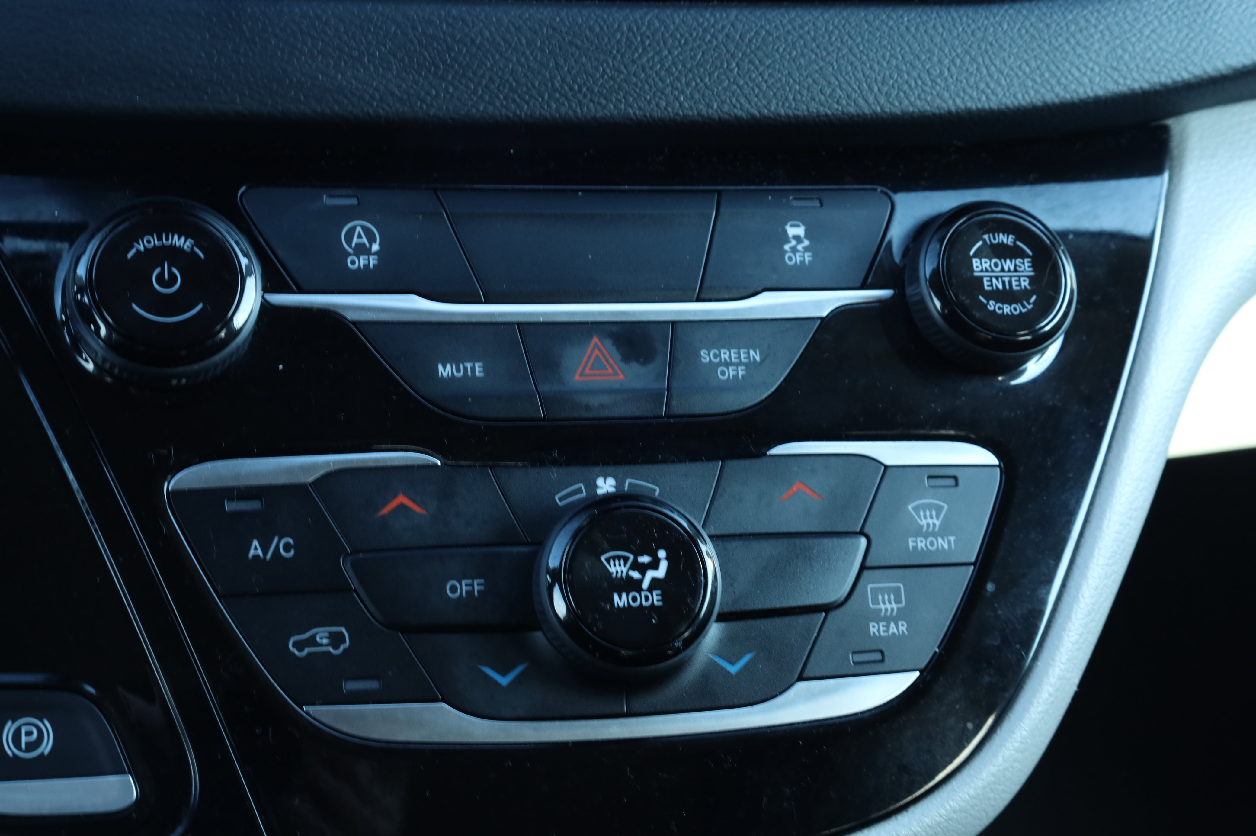 Used 2023 Chrysler Voyager LX image 11