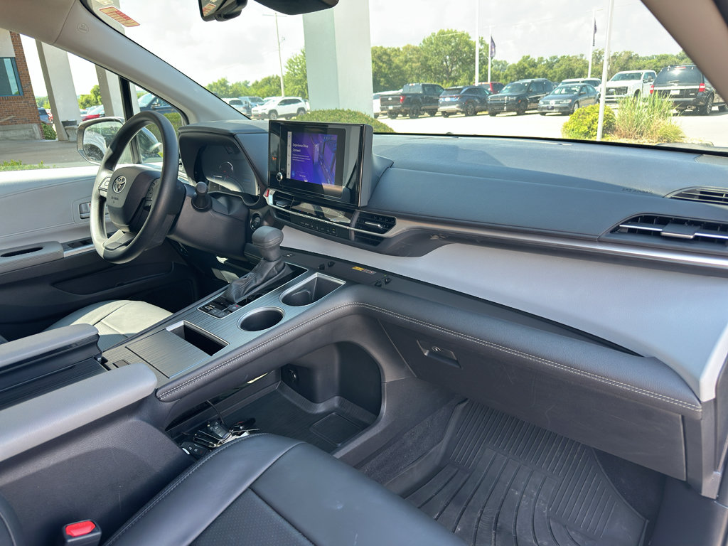 Used 2026 Toyota Sienna LE AWD/4WD image 28