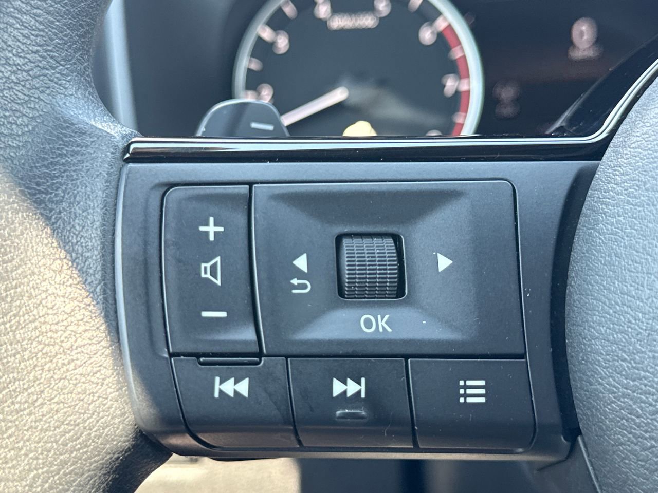 Used 2023 Nissan Rogue SV AWD/4WD image 28