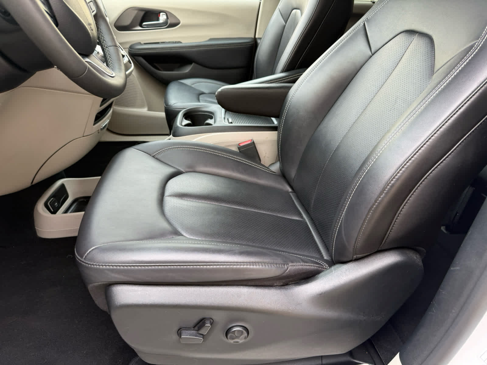 Used 2024 Chrysler Pacifica Touring-L FWD image 4
