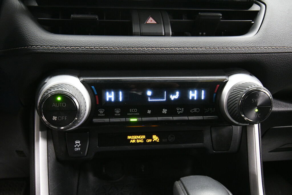 Used 2020 Toyota RAV4 LE w/ Carpet Mat Package image 16