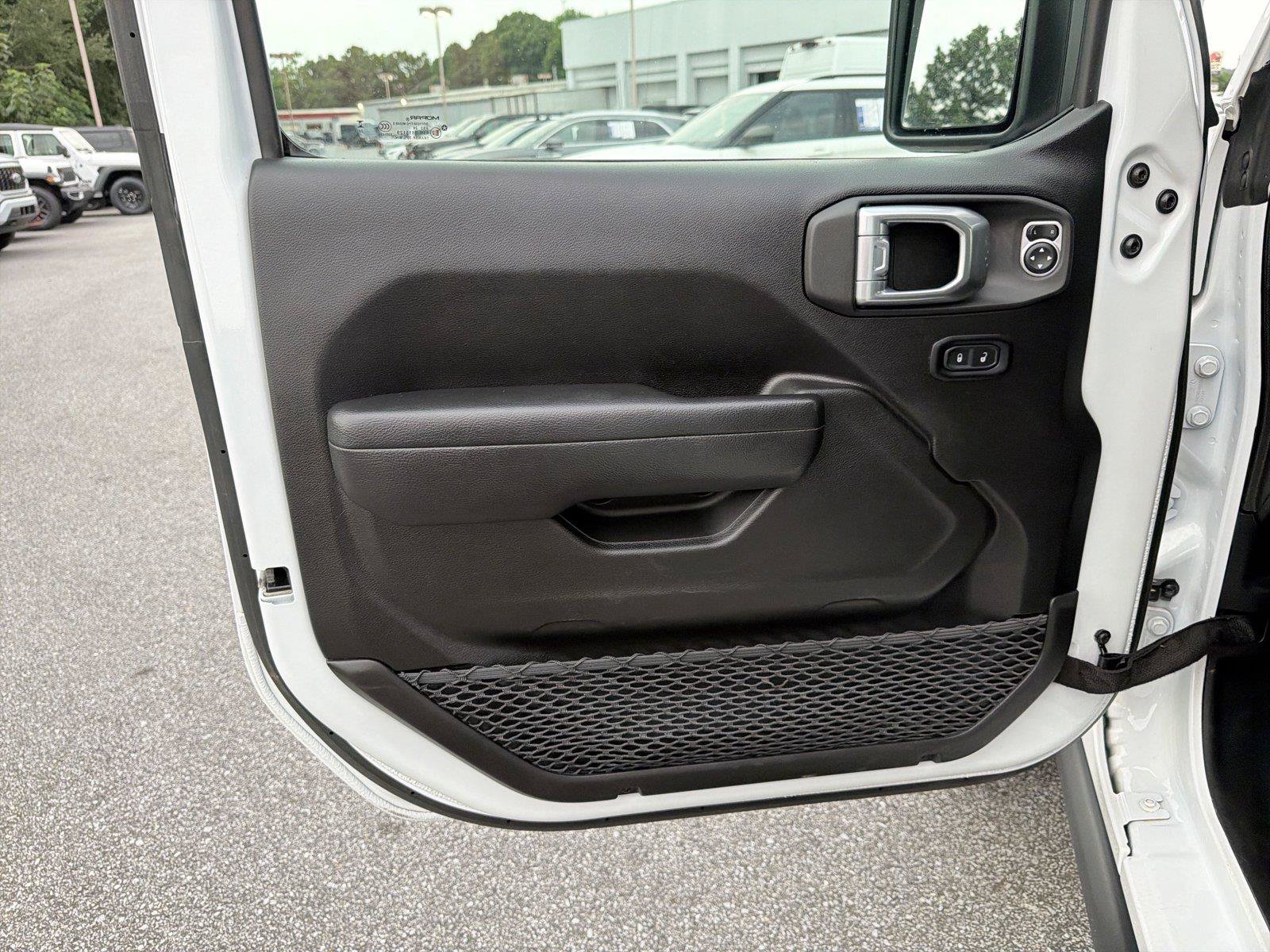 Used 2025 Jeep Wrangler Unlimited Rubicon AWD/4WD image 9